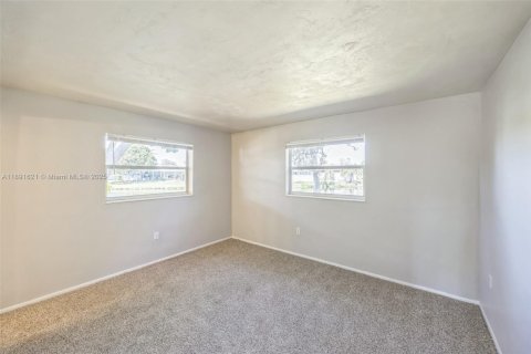 House in Sunrise, Florida 2 bedrooms, 105.82 sq.m. № 1944021 - photo 8