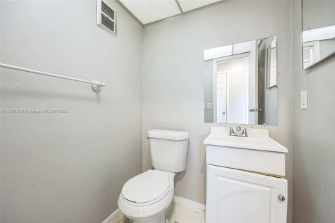 House in Sunrise, Florida 2 bedrooms, 105.82 sq.m. № 1944021 - photo 13