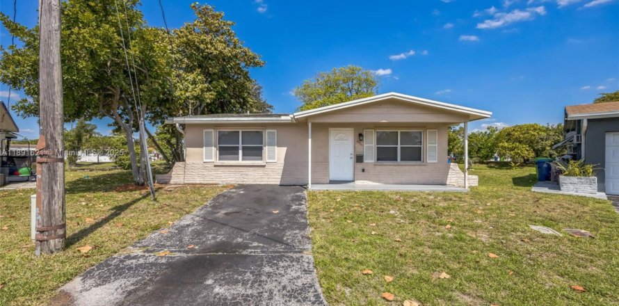 House in Sunrise, Florida 2 bedrooms, 105.82 sq.m. № 1944021