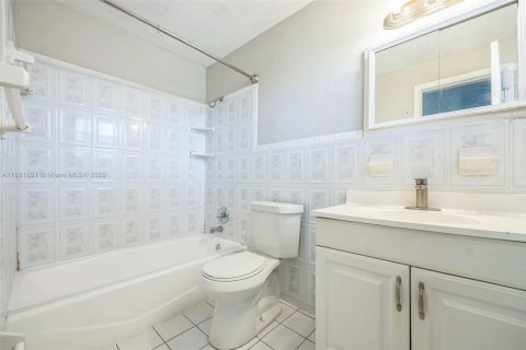 House in Sunrise, Florida 2 bedrooms, 105.82 sq.m. № 1944021 - photo 14