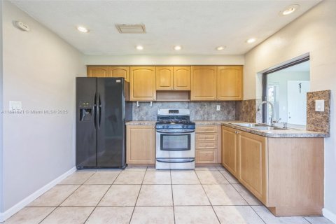 House in Sunrise, Florida 2 bedrooms, 105.82 sq.m. № 1944021 - photo 2