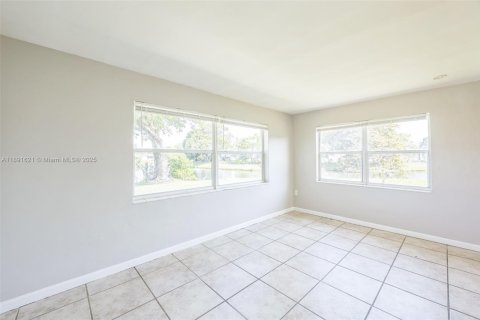 House in Sunrise, Florida 2 bedrooms, 105.82 sq.m. № 1944021 - photo 6