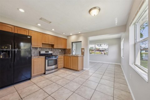 House in Sunrise, Florida 2 bedrooms, 105.82 sq.m. № 1944021 - photo 4