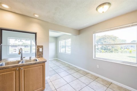 House in Sunrise, Florida 2 bedrooms, 105.82 sq.m. № 1944021 - photo 3