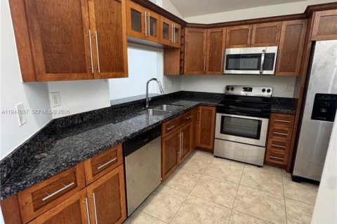 House in Cutler Bay, Florida 3 bedrooms, 108.32 sq.m. № 2003237 - photo 15