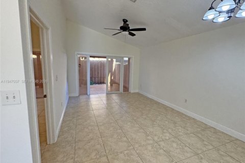 House in Cutler Bay, Florida 3 bedrooms, 108.32 sq.m. № 2003237 - photo 17