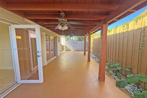 House in Cutler Bay, Florida 3 bedrooms, 108.32 sq.m. № 2003237 - photo 27