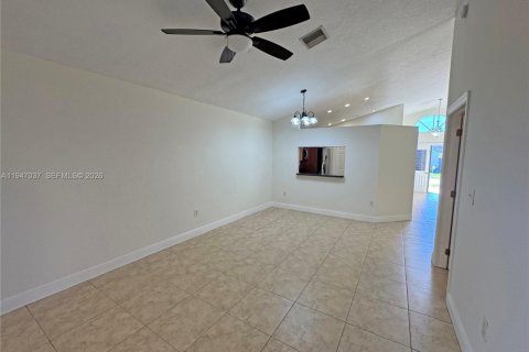 House in Cutler Bay, Florida 3 bedrooms, 108.32 sq.m. № 2003237 - photo 19