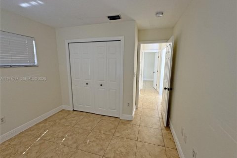 House in Cutler Bay, Florida 3 bedrooms, 108.32 sq.m. № 2003237 - photo 5