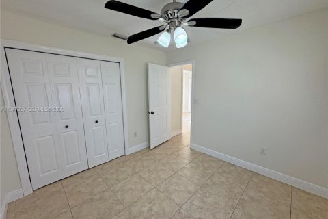 House in Cutler Bay, Florida 3 bedrooms, 108.32 sq.m. № 2003237 - photo 11