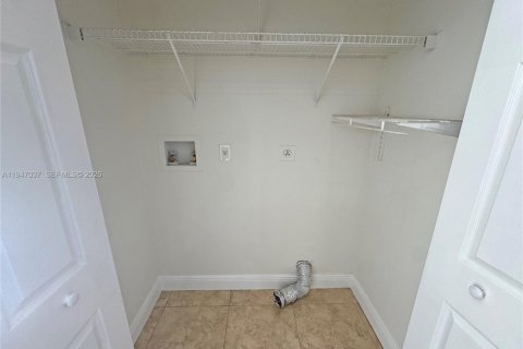 House in Cutler Bay, Florida 3 bedrooms, 108.32 sq.m. № 2003237 - photo 16