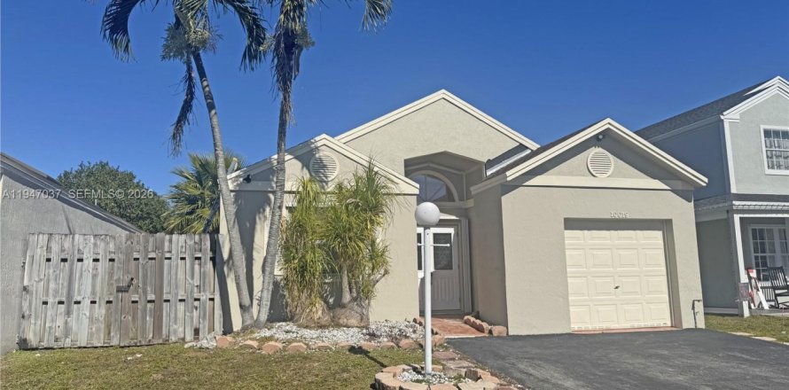 House in Cutler Bay, Florida 3 bedrooms, 108.32 sq.m. № 2003237