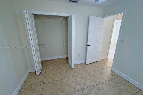 House in Cutler Bay, Florida 3 bedrooms, 108.32 sq.m. № 2003237 - photo 12