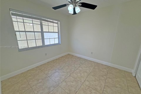 House in Cutler Bay, Florida 3 bedrooms, 108.32 sq.m. № 2003237 - photo 9