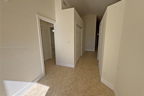 House in Cutler Bay, Florida 3 bedrooms, 108.32 sq.m. № 2003237 - photo 3