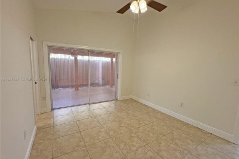 House in Cutler Bay, Florida 3 bedrooms, 108.32 sq.m. № 2003237 - photo 22