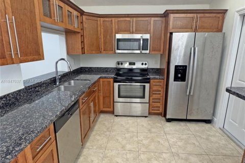 House in Cutler Bay, Florida 3 bedrooms, 108.32 sq.m. № 2003237 - photo 14