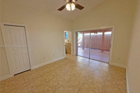 House in Cutler Bay, Florida 3 bedrooms, 108.32 sq.m. № 2003237 - photo 21