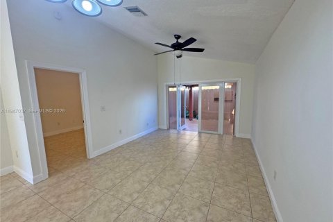 House in Cutler Bay, Florida 3 bedrooms, 108.32 sq.m. № 2003237 - photo 18