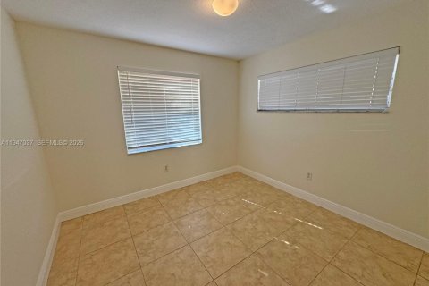 House in Cutler Bay, Florida 3 bedrooms, 108.32 sq.m. № 2003237 - photo 4