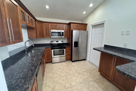 House in Cutler Bay, Florida 3 bedrooms, 108.32 sq.m. № 2003237 - photo 13