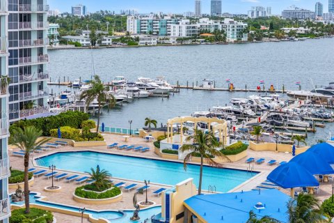 Condo in North Bay Village, Florida, 2 bedrooms  № 1834202 - photo 9