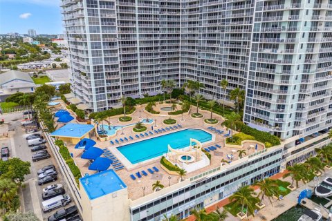 Condo in North Bay Village, Florida, 2 bedrooms  № 1834202 - photo 6