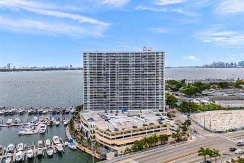 Condo in North Bay Village, Florida, 2 bedrooms  № 1834202 - photo 15