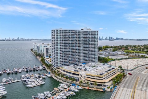Condo in North Bay Village, Florida, 2 bedrooms  № 1834202 - photo 7