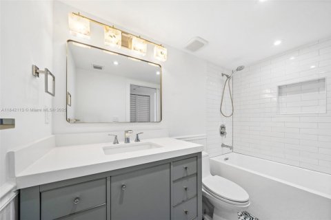 Condo in North Bay Village, Florida, 2 bedrooms  № 1834202 - photo 4