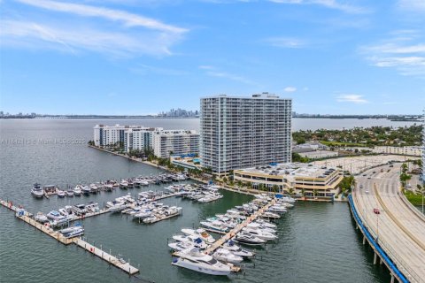 Condo in North Bay Village, Florida, 2 bedrooms  № 1834202 - photo 8