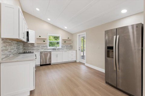 House in Venice, Florida 3 bedrooms, 121.05 sq.m. № 2094674 - photo 9