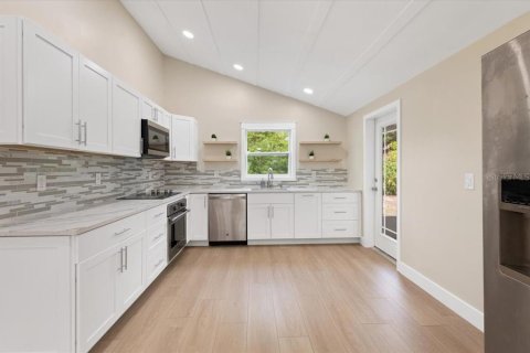 House in Venice, Florida 3 bedrooms, 121.05 sq.m. № 2094674 - photo 8