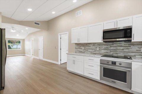 House in Venice, Florida 3 bedrooms, 121.05 sq.m. № 2094674 - photo 11