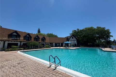 Condo in Lauderhill, Florida, 1 bedroom  № 1888405 - photo 10