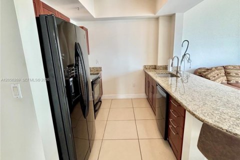 Купить кондоминиум в Майами, Флорида 2 спальни, 81.94м2, № 2168108 - фото 2