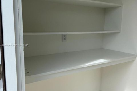 Immobilier commercial à louer à Miami, Floride: 25.08 m2 № 2153459 - photo 11
