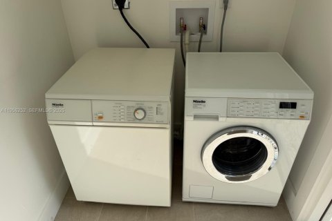 Immobilier commercial à louer à Miami, Floride: 25.08 m2 № 2153459 - photo 9