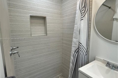 Immobilier commercial à louer à Miami, Floride: 25.08 m2 № 2153459 - photo 5