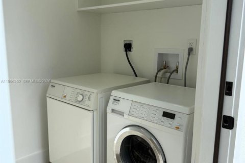 Immobilier commercial à louer à Miami, Floride: 25.08 m2 № 2153459 - photo 17