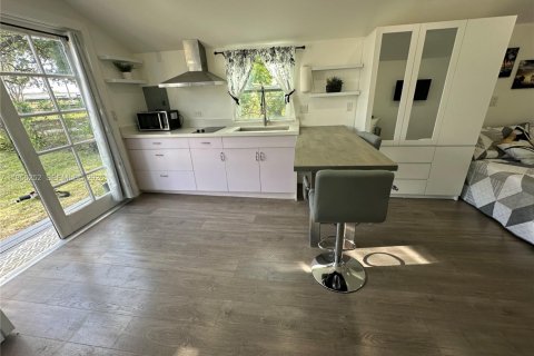Immobilier commercial à louer à Miami, Floride: 25.08 m2 № 2153459 - photo 2
