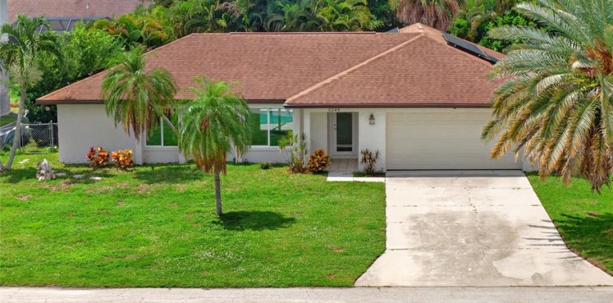 House in Fort Myers, Florida 3 bedrooms, 151.06 sq.m. № 2266695