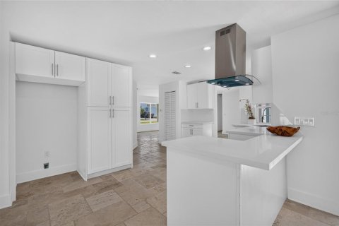 House in Fort Myers, Florida 3 bedrooms, 151.06 sq.m. № 2266695 - photo 14