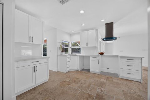 House in Fort Myers, Florida 3 bedrooms, 151.06 sq.m. № 2266695 - photo 12