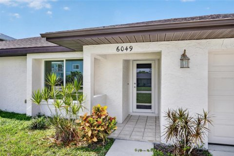 House in Fort Myers, Florida 3 bedrooms, 151.06 sq.m. № 2266695 - photo 2