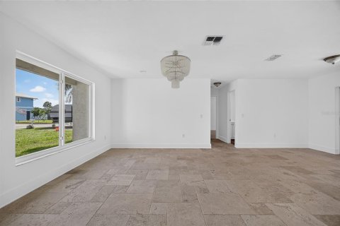 House in Fort Myers, Florida 3 bedrooms, 151.06 sq.m. № 2266695 - photo 6