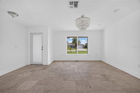 House in Fort Myers, Florida 3 bedrooms, 151.06 sq.m. № 2266695 - photo 7
