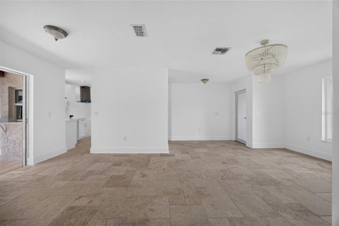 House in Fort Myers, Florida 3 bedrooms, 151.06 sq.m. № 2266695 - photo 9