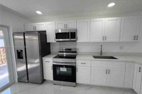 House in Hialeah Gardens, Florida 3 bedrooms, 117.99 sq.m. № 1964394 - photo 7