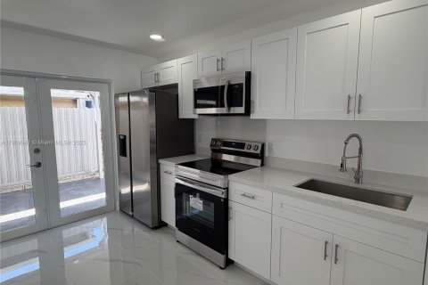 House in Hialeah Gardens, Florida 3 bedrooms, 117.99 sq.m. № 1964394 - photo 6